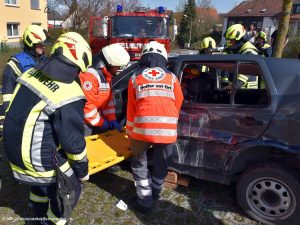 Rettung aus dem PKW (Foto: Thomas Heckmann)