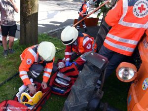 Einsatzkräfte am Traktor (Foto: Thomas Heckmann)